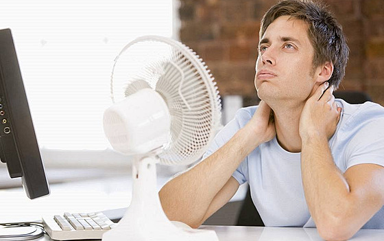 Horko v kancelá�i, kancelá� ilustra�ní foto.