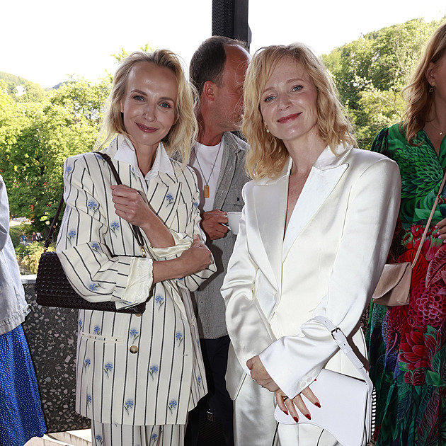 Jeden oblek vládne všem. Geislerová i Plodková zahodily róby a propagují ve Varech kostýmy