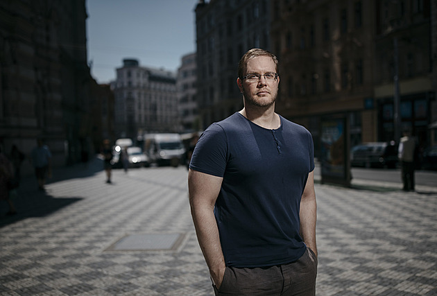 Proč ženy nikdo neposlouchá a (stárnoucí) muži neumějí číst v Kamilu Filovi? Trilogie se střílí do vlastní nohy