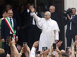 Pape Lev XIV. zdraví vící pi svém píjezdu na mi svatou v italském Castel...