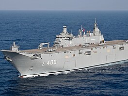 Turecká námoní obojivelná útoná lo TCG Anadolu (L400) pluje ve Stedozemním...