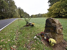 Pomník u silnice - ilustraní foto.