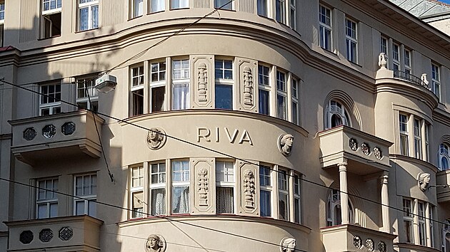 Stavby od architekta Bohum�ra Koz�ka - bytov� d�m Riva v Hole�ovic�ch.