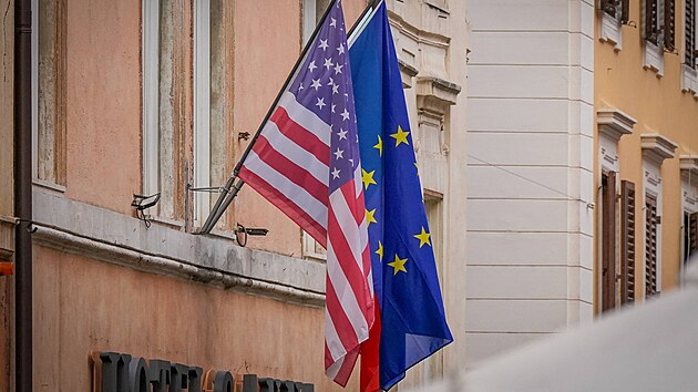 Vlajky USA a EU.