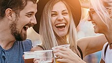 Léto a volný as svádjí k popíjení alkoholu
