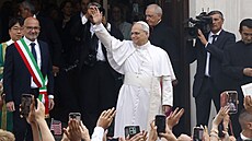 Pape Lev XIV. zdraví vící pi svém píjezdu na mi svatou v italském Castel...