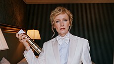 �ENSKÁ SÍLA NA �ERVENÉM KOBERCI.