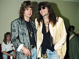 Ozzy Osbourne a Jon Bon Jovi na anglickém leti�ti Stansted, odkud pokra�ovali...