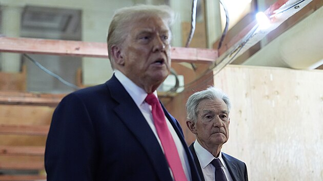 Prezident USA Donald Trump (vlevo) a �éf americké centrální banky Jerome...