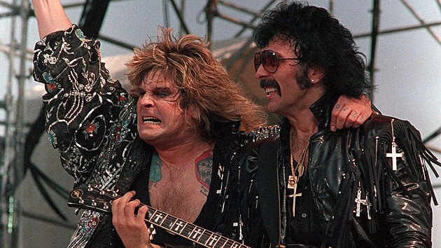 Ozzy Osbourne a Tony Iommi z kapely Black Sabbath b�hem koncertu Live Aid ve Philadelphii. (13. �ervence 1985.)