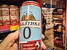 Mu� si bere plechovku piva Baltika v obchod� v Moskv�.