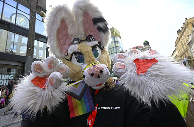 OBRAZEM: Jak probíhal duhový průvod na festivalu Prague Pride