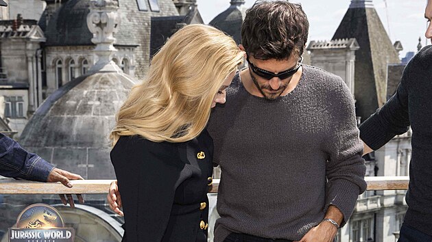 Herci Jonathan Bailey a Scarlett Johansson na tiskov� konferenci v Lond�n� k uveden� filmu Jursk� sv�t: Znovuzrozen�. Bailey p�i�el v �ern�ch d��n�ch, �ed�m svetru a �abk�ch.