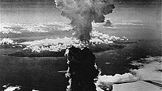 Výbuch jaderné bomby nad Nagasaki.
