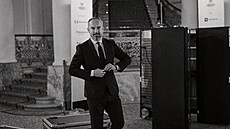 Bhem festivalu nachodí Jindich Krausz chodbami hotelu, který mí osm set...