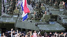 Chorvattí vojáci s obrnnými transportéry se úastní vojenské pehlídky pi...