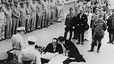 Japonský ministr zahraničí Mamoru Šigemicu podepisuje na americké bitevní lodi...