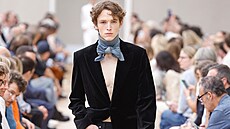 Pono�ky a sandály bývávaly riskantní spojení. Jen�e karta se obrací - co bylo d�íve výsadou �eských turist� v Chorvatsku, je nyní esem módních fashion weeku od Pa�í�e po Tokio. 