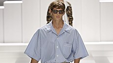 Pono�ky a sandály bývávaly riskantní spojení. Jen�e karta se obrací - co bylo d�íve výsadou �eských turist� v Chorvatsku, je nyní esem módních fashion weeku od Pa�í�e po Tokio. 