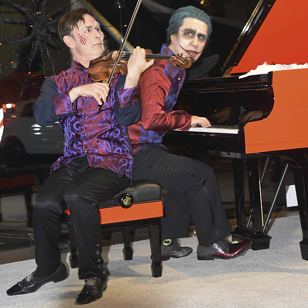 Když „vážná“ hudba rozchechtá. Do Prahy míří duo hudebních klaunů
