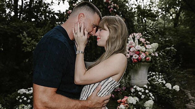Zp�va�ka Taylor Swift a hrá� amerického fotbalu Travis Kelce oznámili na...