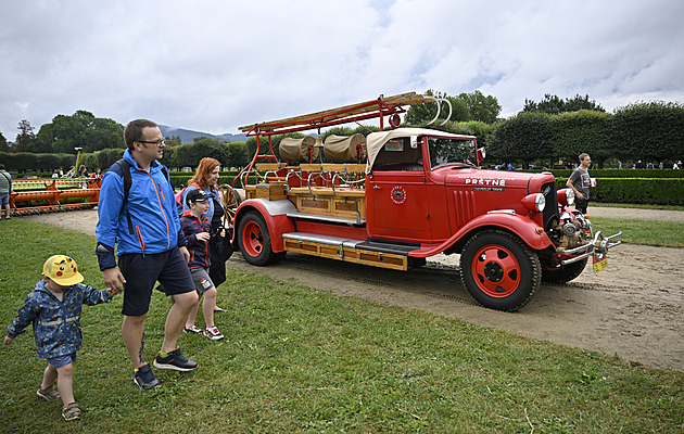 OBRAZEM: Muzeum pod širým nebem. V Holešově se konal sraz auto a moto veteránů