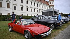 Sraz automobilových a motocyklových veterán v Holeov na Kromísku. (31....