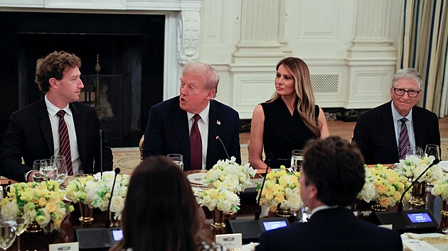Zleva �éf Meta Mark Zuckerberg, americký prezident Donald Trump, jeho man�elka...