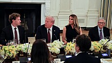 Zleva éf Meta Mark Zuckerberg, americký prezident Donald Trump, jeho manelka...