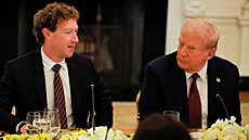 Zleva �éf Meta Mark Zuckerberg a americký prezident Donald Trump b�hem...