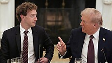 Zleva �éf Meta Mark Zuckerberg a americký prezident Donald Trump b�hem...