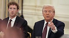 Zleva �éf Meta Mark Zuckerberg a americký prezident Donald Trump b�hem...