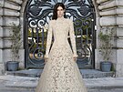 Unikátní krajkové svatební �aty, poslední look z podzimní kolekce Balenciaga...
