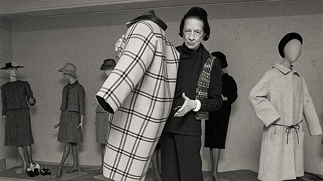 Diana Vreeland v�roce 1973 coby b�val� ��fredaktorka americk�ho Vogue chyst� v�newyorsk�m Metropolitn�m muzeu v�stavu v�novanou tou dobou ji� zesnul�mu Crist�balu Balenciagovi.