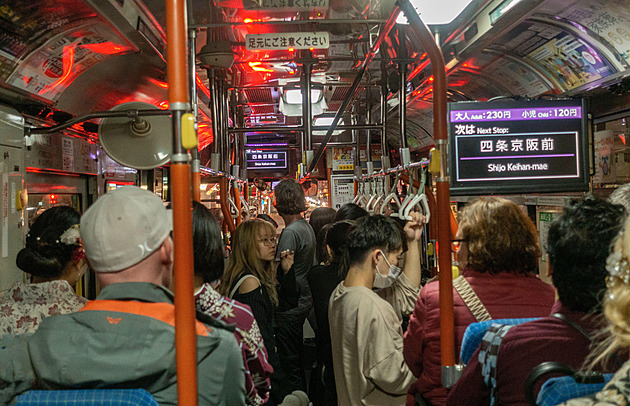 O odlišné mentalitě: proč nikdy nepouštějte japonského seniora sednout v autobuse