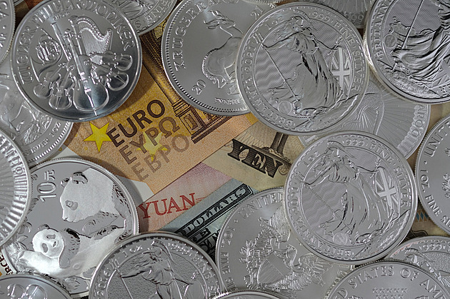 Nejistá budoucnost amerického dolaru. Nahradí jej rovnou tři měny?