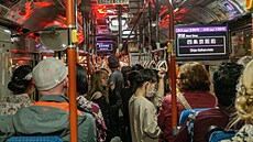 Pro nás bizarní situace z hromadných dopravních prostedk: nabídne-li v...