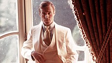 Robert Redford v elegantním bílém obleku ve filmu Velký Gatsby. (1974)