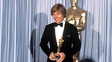 Robert Redford v klasickém �erném smokingu s motýlkem, v n�m� p�ebíral své...