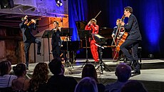 Komorní �adu Dvo�ákovy Prahy zahajoval soubor Philharmonix slo�ený z hudebník�...