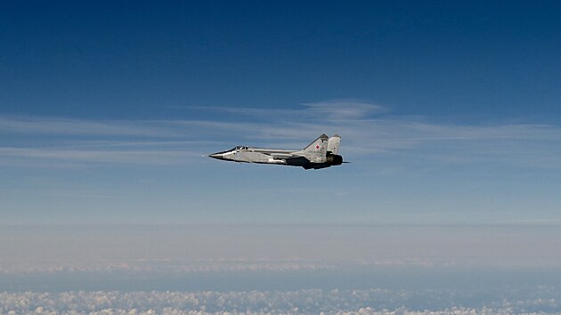 Snímek zve�ejn�ný �védským letectvem zachycuje ruský stíhací letoun MIG-31...