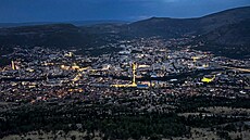 No�ní pohled na slavný Mostar