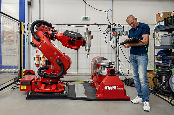 ídicí systém Siemens Sinumerik ONE: robot umí obrábt i 3D tisknout