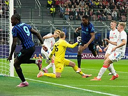 Denzel Dumfries (tvrtý zleva) z Interu Milán pekonává slávistického brankáe...