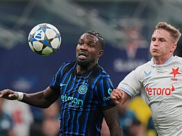 Marcus Thuram z Interu Milán (vlevo) v souboji se slávistickým obráncem Davidem...