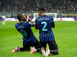 Denzel Dumfries z Interu Milán a jeho spoluhrá Marcus Thuram slaví gól proti...