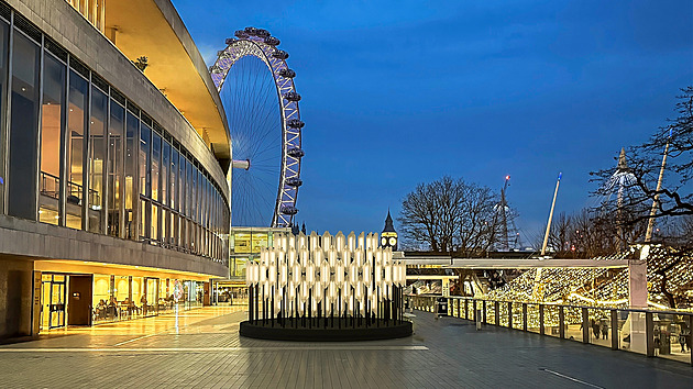 České sklo rozzářilo Londýn. Využity byly i střepy, které by jinde vyhodili
