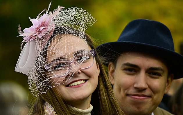 OBRAZEM: Barvy, tvary, vzory. Jak vypadala klobouková paráda na letošní Velké pardubické