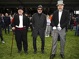 Elegantní klobouky na hlavách návtvník pi letoní Velké pardubické, 12....