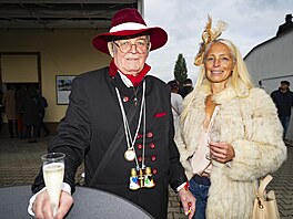 Tradiní klobouky na hlavách návtvník pi letoní Velké pardubické, 12....